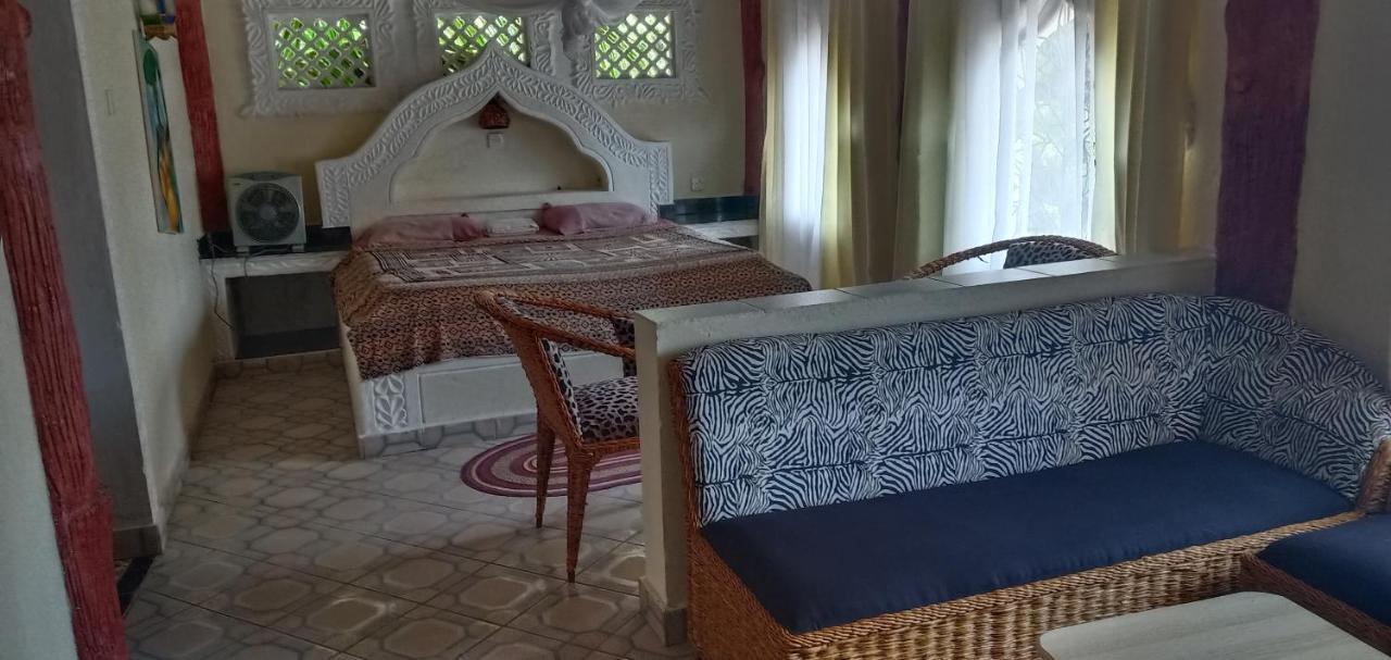 Coconut Village Beach Resort เดียนีบีช ภายนอก รูปภาพ