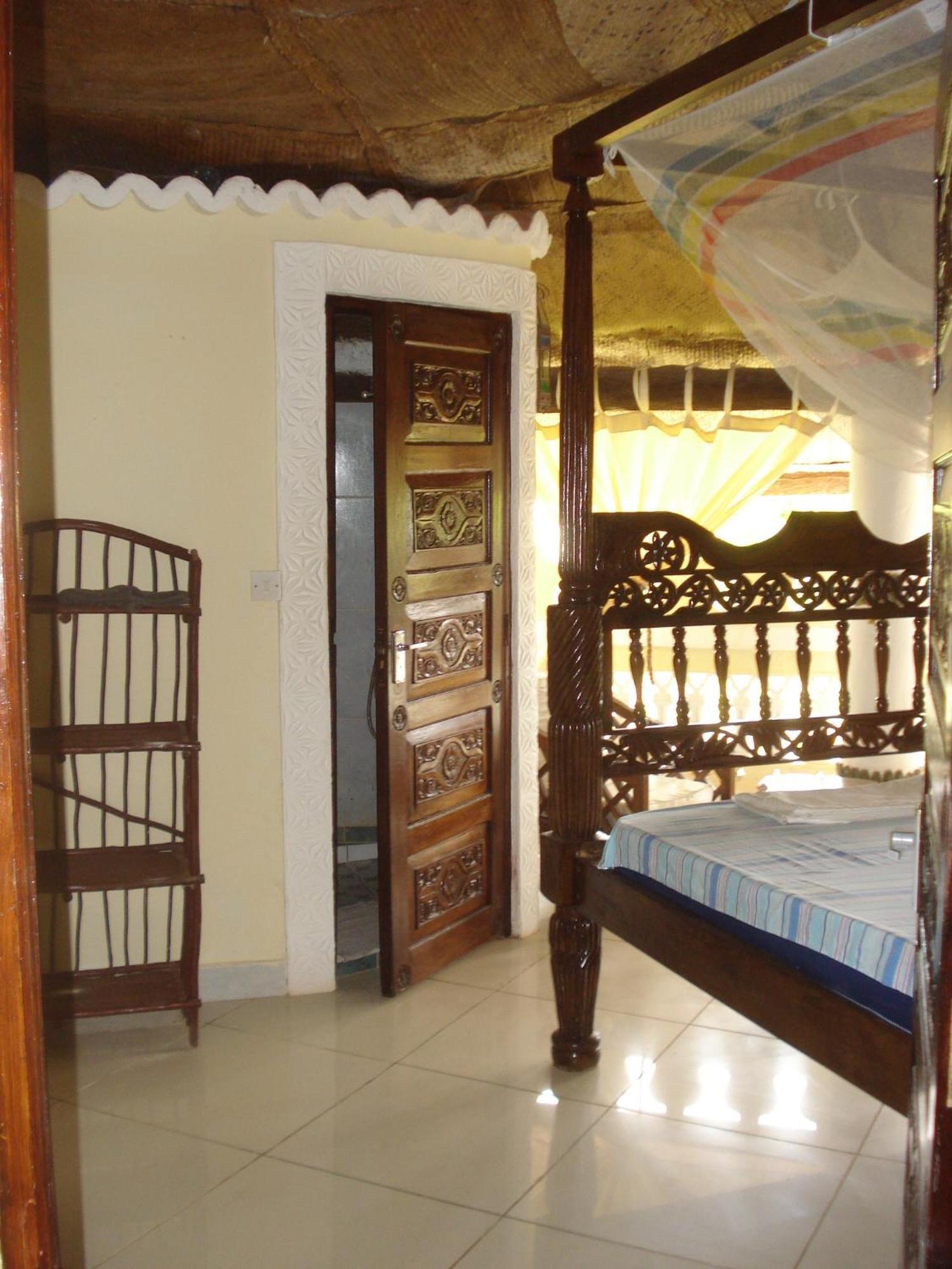 Coconut Village Beach Resort เดียนีบีช ภายนอก รูปภาพ